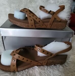 9W. NWT. Volatile Kelton Tan Sandals Strappy Design